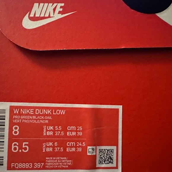 $135 Women’s Nike Dunks Low Snakeskin Green Size W 8 / M 6.5 - Picture 8 of 9